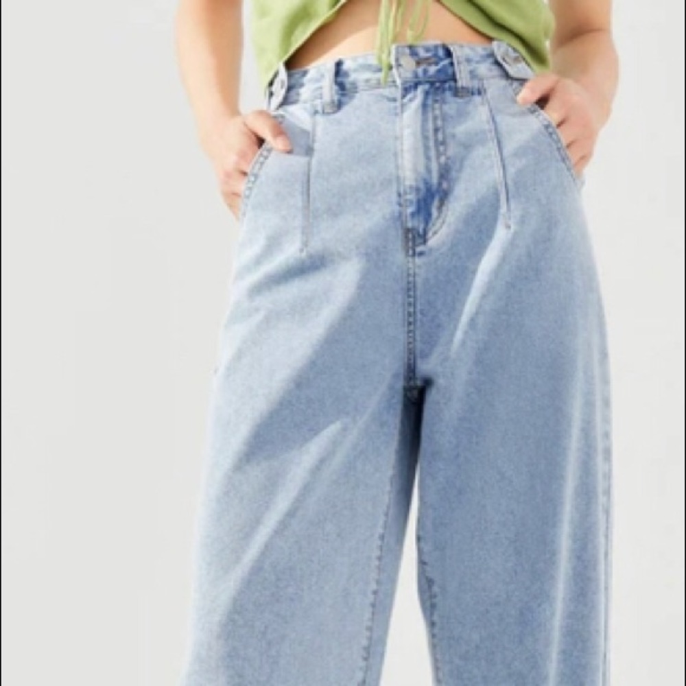 Plain Flower Label Tapered Jeans